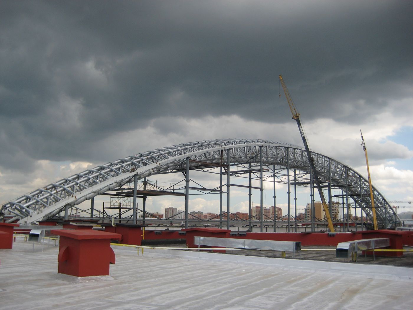 Sambil Barquisimeto shopping center: the tubular steel arch going up